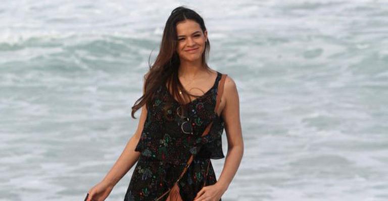 Bruna Marquezine grava cenas de novela em praia do Rio de Janeiro