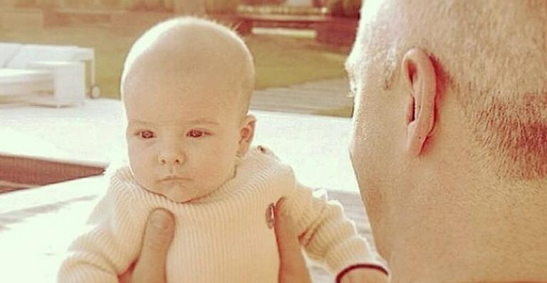 Ana Hickmann publica homenagem ao marido com fotos do filho