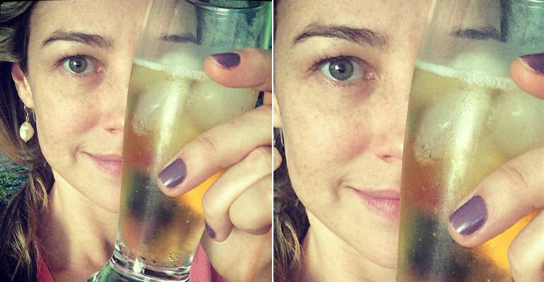 Sem make, Luana Piovani comemora “dia internacional da cerveja”