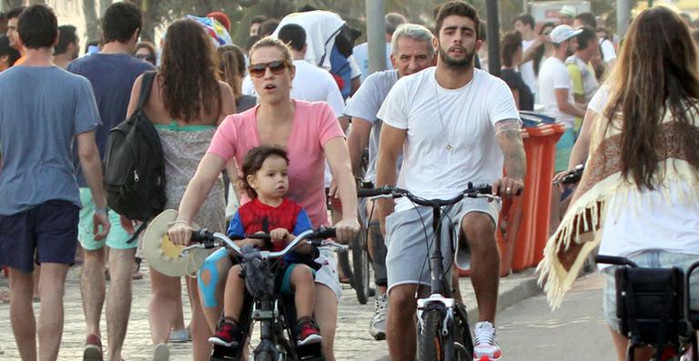 Luana Piovani curte passeio na praia com a família