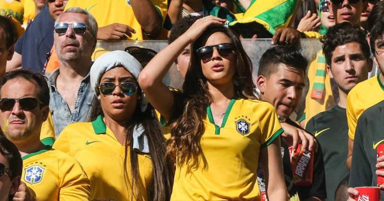Em Belo Horizonte, Bruna Marquezine assiste o jogo do Brasil nervosa
