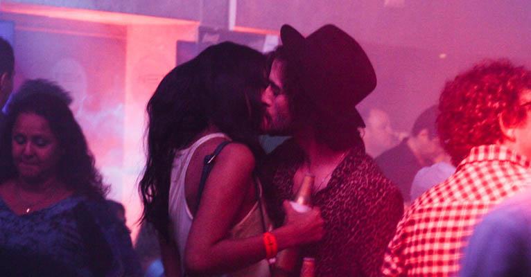 Fiuk troca beijos com morena desconhecida em festa carioca