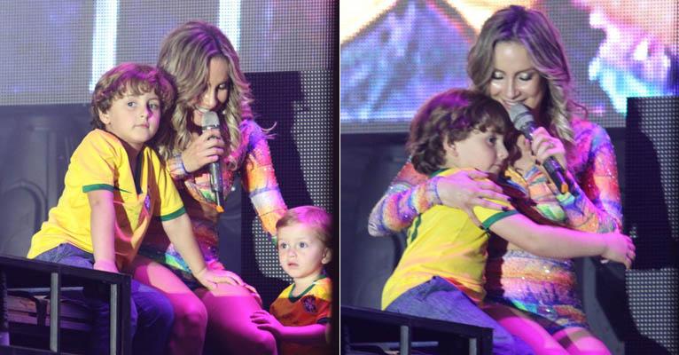 Claudia Leitte recebe os filhos Davi e Rafael no palco de show
