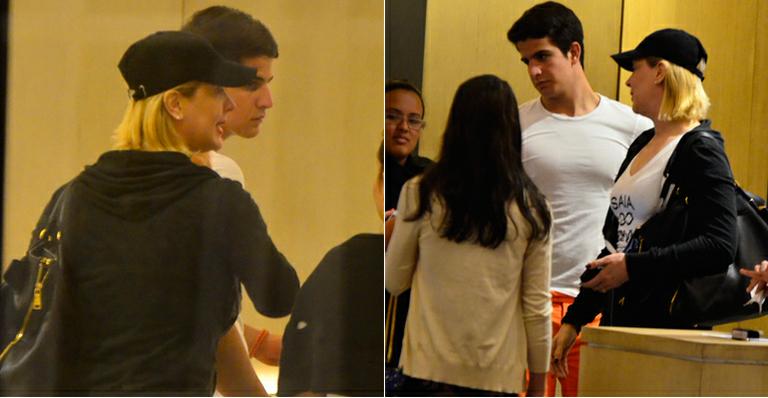 Com look loiro, Claudia Raia vai ao cinema com os filhos