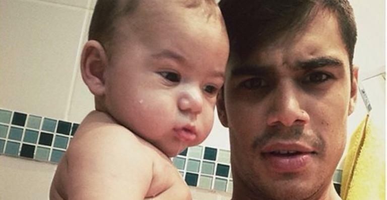 Micael Borges posa com o filho, Zion, na hora do banho
