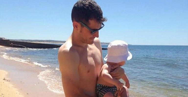 Fora da Copa, goleiro espanhol Iker Casillas leva o filho para conhecer o mar