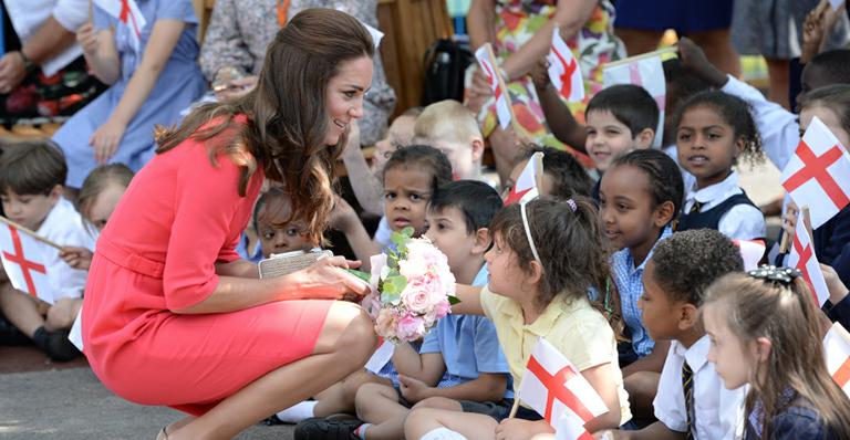 Kate Middleton visita escola e se derrete por crianças em Londres