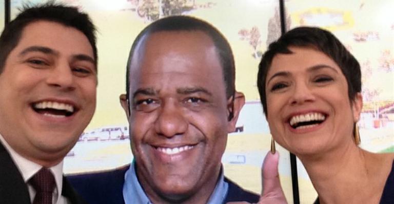 Sandra Annenberg e Evaristo Costa fazem selfie ao vivo no Jornal Hoje