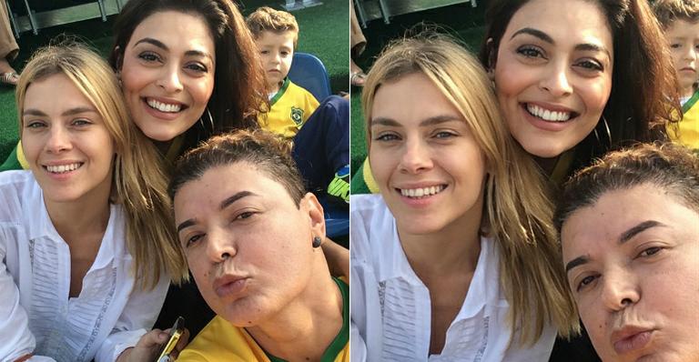 Juliana Paes e Carolina Dieckmann visitam a Seleção na Granja Comary