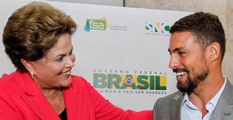 Presidente Dilma Rousseff quebra o protocolo e tieta Cauã Reymond