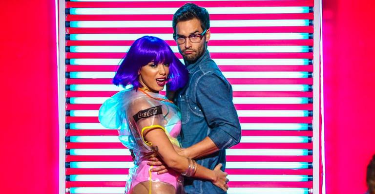Com looks diferentes, Anitta grava clipe para a música Na Batida