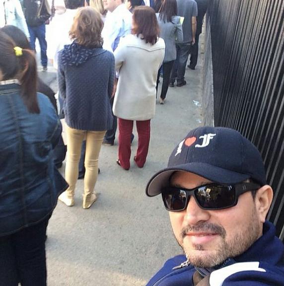 Luciano Camargo encara fila no consulado e ganha declaração da mulher