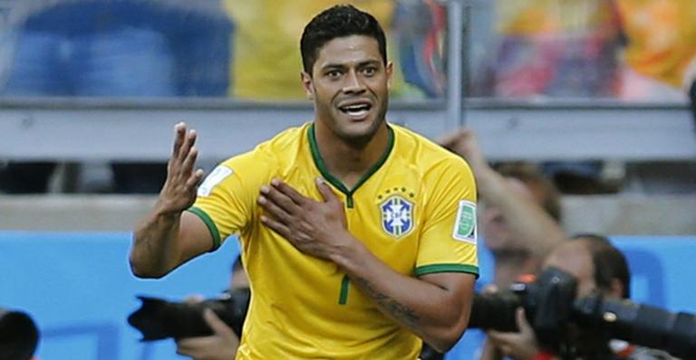 Jogador Hulk posta foto de cueca e recebe elogios dos fãs