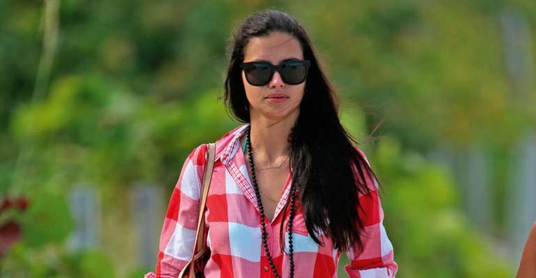 Solteira, Adriana Lima curte praia e fala da Copa do Mundo no Brasil