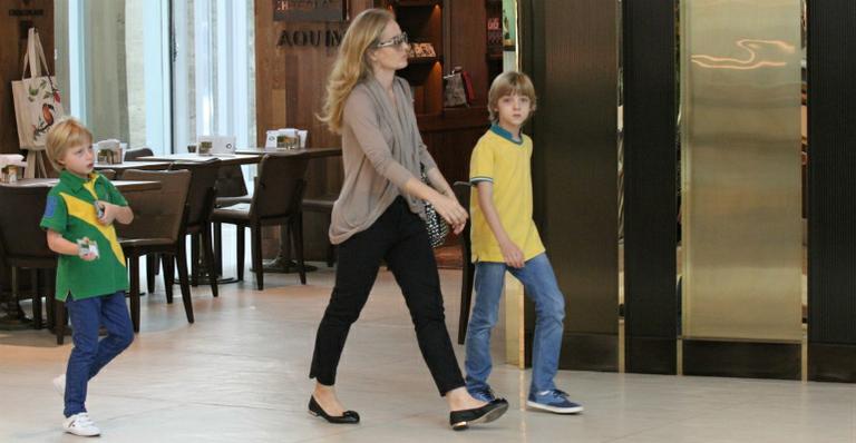 Angélica passeia com os filhos em shopping carioca