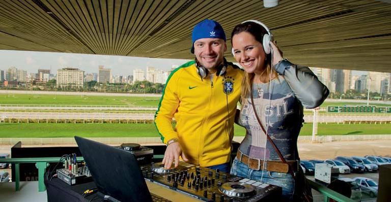 DJ anima famosos no Lounge CARAS na Casa Cor, montado no Jockey Club em SP