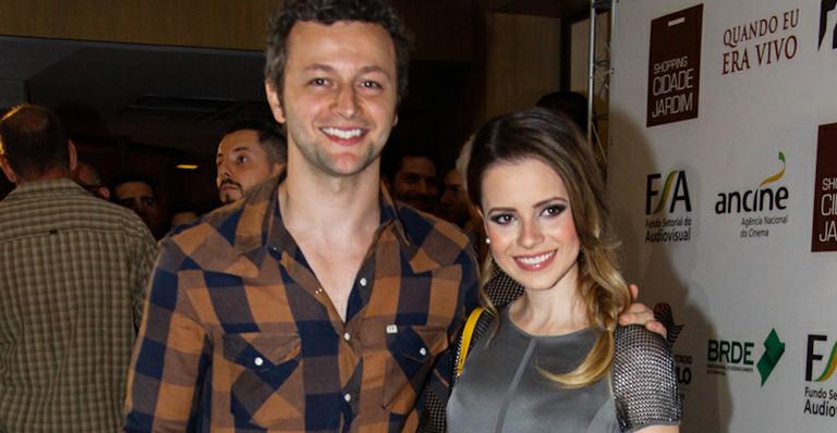 Sandy dá brinquedo de presente para Lucas Lima