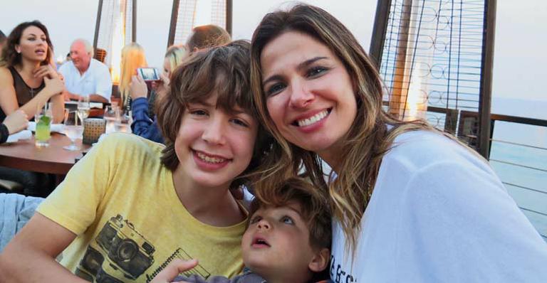 Luciana Gimenez aproveita férias para curtir os filhos, Lucas e Lorenzo