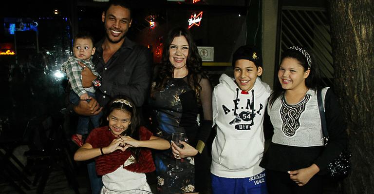Simony comemora seus 38 anos com festa em SP
