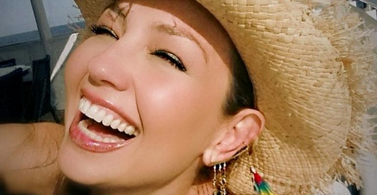 Thalía mostra corpão durante mergulho no mar
