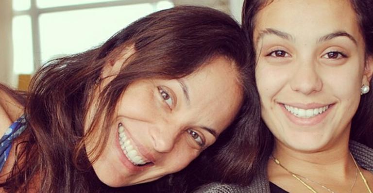 Filha da Carolina Ferraz surpreende em semelhança com a mãe