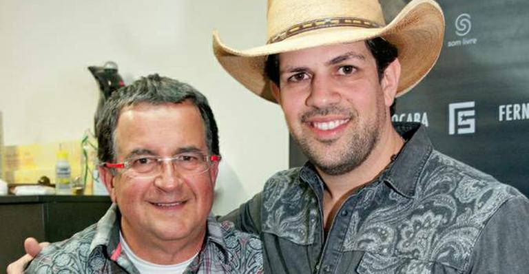 Sorocaba, da dupla com Fernando, recebe a visita surpresa do pai em show