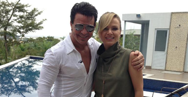 Eduardo Costa mostra sua casa para Eliana