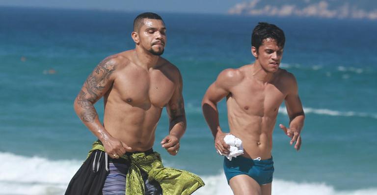 Naldo Benny aparece mais magro e fazendo exercícios na praia