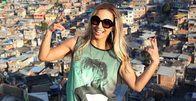 Valesca Popozuda apresenta o Complexo do Alemão para a imprensa internacional