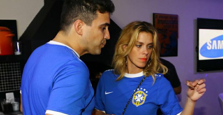 Carolina Dieckmann curte churrasco pré-jogo na casa de André Marques