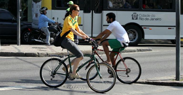 Em clima de Copa, Julia Lemmertz passeia de bicicleta