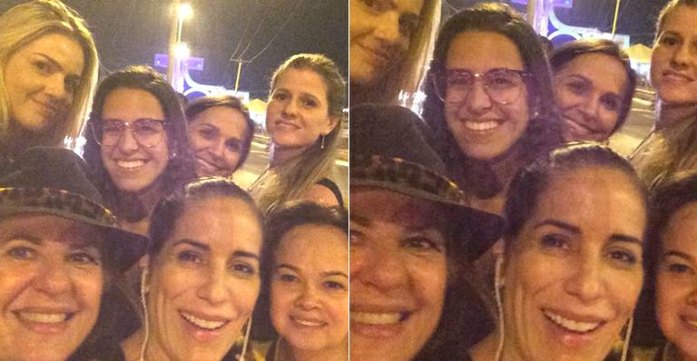 Gloria Pires faz romaria em Goiás com a filha, Ana