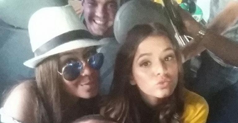 Bruna Marquezine vai ao jogo do Brasil com o pai de Neymar e a cunhada Rafaella