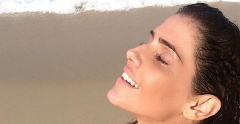Deborah Secco aproveita o sábado de sol na praia
