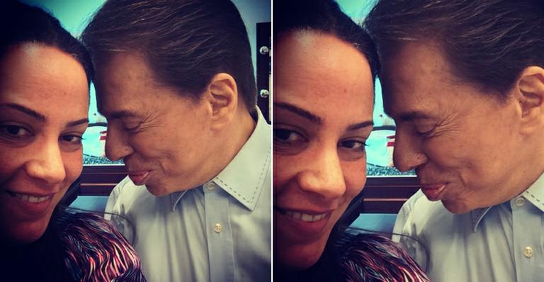 Silvio Santos dá “beijinho no ombro” na filha, Silvia