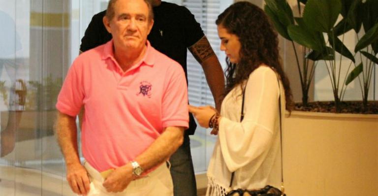 Renato Aragão passeia com a filha em shopping