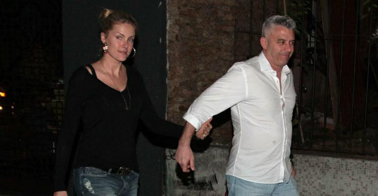 Ana Hickmann curte jantar com o marido