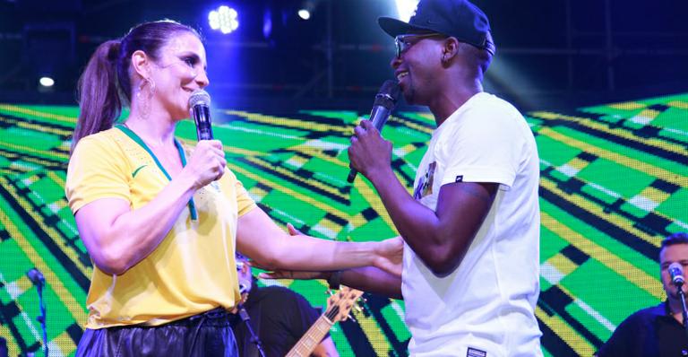Com camisa da Seleção, Ivete Sangalo faz show no Rio