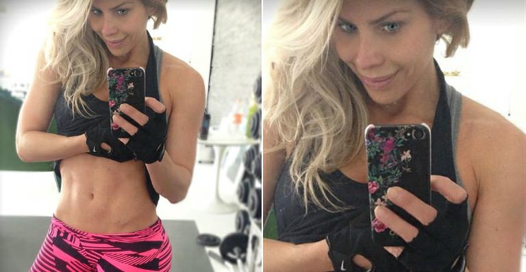 Karina Bacchi exibe barriga chapada em selfie