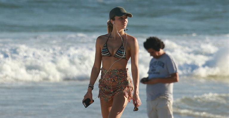 Grazi Massafera curte praia no Rio de Janeiro e mostra boa forma