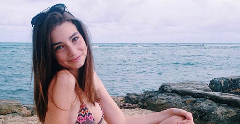 Sete meses após a morte do pai, filha de Paul Walker publica foto sorrindo: ‘Feliz por estar de volta’