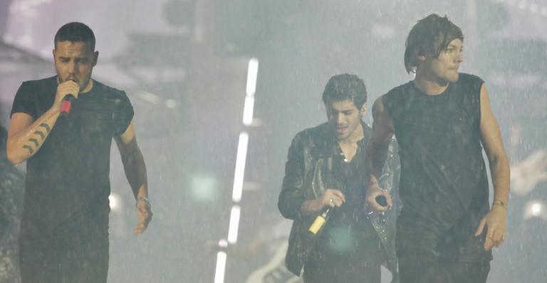 One Direction se apresenta debaixo de temporal