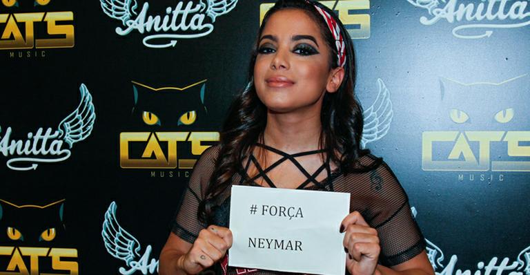 Anitta recebe Carol Dantas e faz homenagem a Neymar em Santos