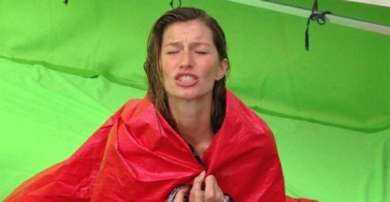 Molhada, Gisele Bündchen sofre em ensaio: “Congelando no trabalho”