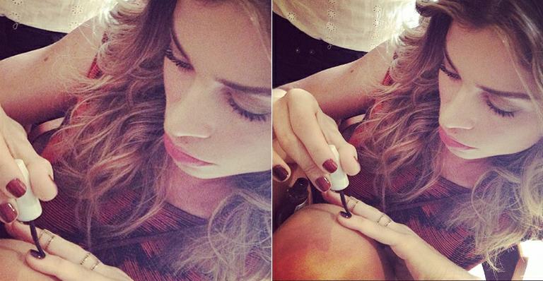 Grazi Massafera relembra tempos de manicure e faz unhas sozinha