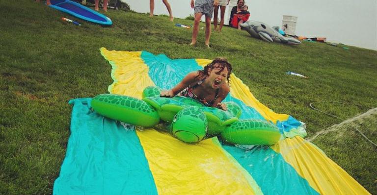 Taylor Swift deixa badalação de lado para escorregar em lona molhada