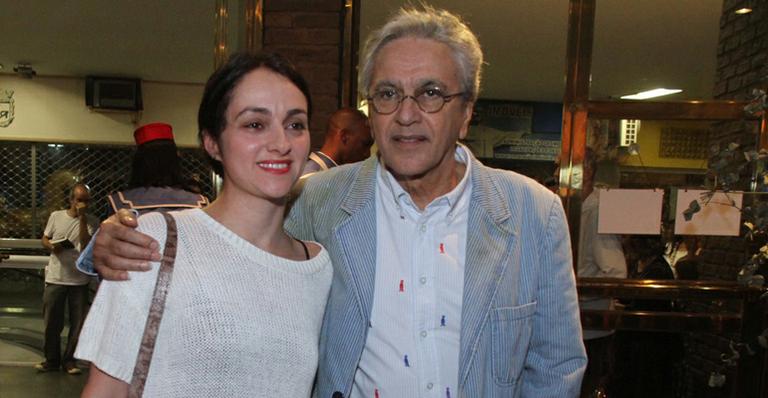 Caetano Veloso leva a namorada ao show do filho no Rio de Janeiro
