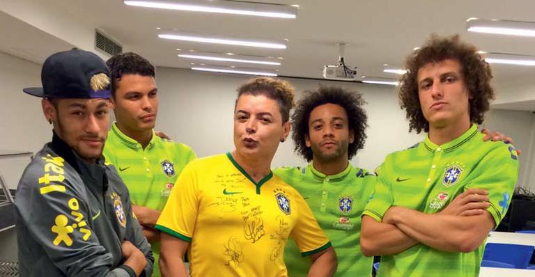 Após lesão em jogo, Neymar conta com apoio de amigos e de Bruna Marquezine