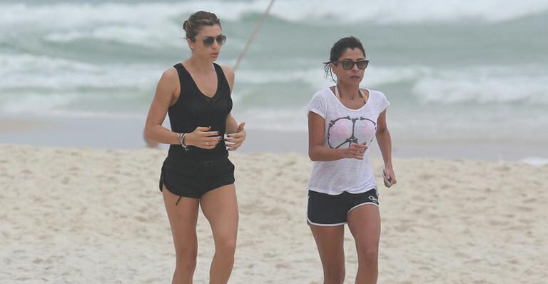 Antes do jogo do Brasil, Grazi Massafera corre com Ana Lima na praia
