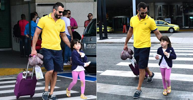 Paizão! Malvino Salvador passeia com a filha no Rio de Janeiro